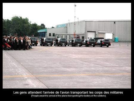 Les gens attendent larrivée de lavion transportant les corps des militaires (People await the arrival of the plane transporting the bodies of the soldiers)