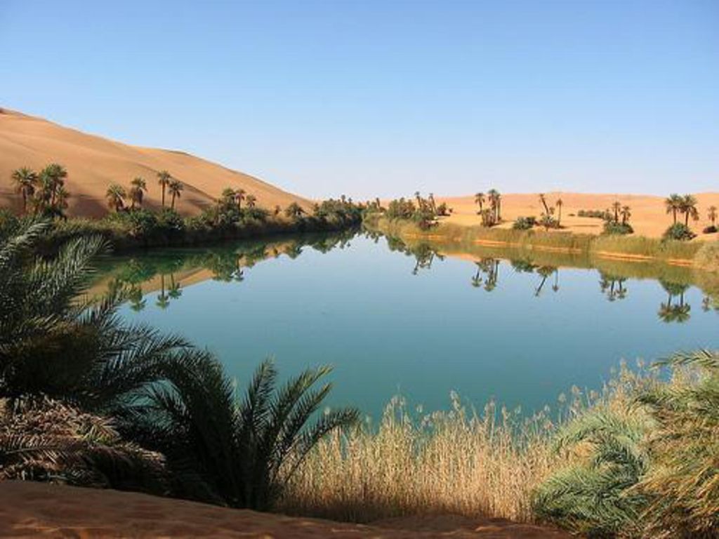 Оазисы создать. Оазис Убари. Оазис Убари Ливия. Озеро Убари. Оазис Убари в пустыне.