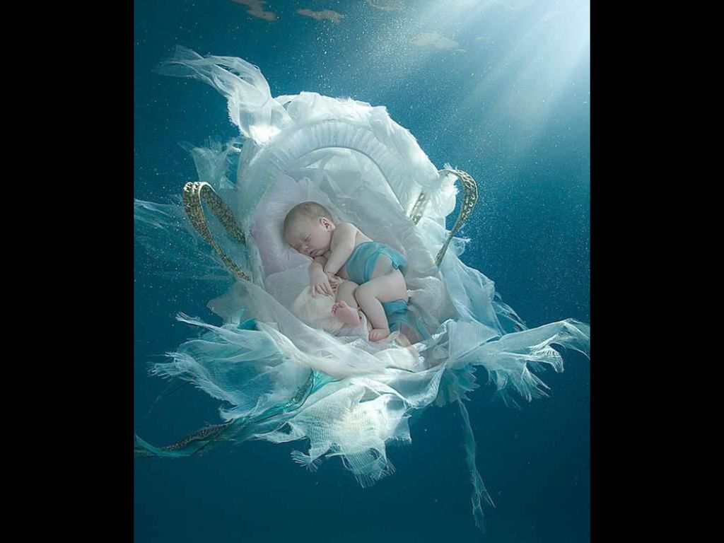 Будь той самой загадкой. Фотограф Зена Холлоуэй. Зена Холлоуэй дети под водой. Рождение ангела.
