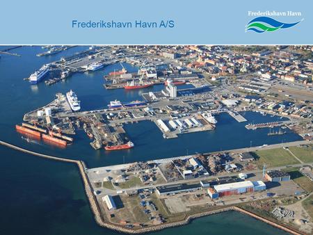 Frederikshavn Havn A/S. Kajanlæg:6 km – dybgang 8 m. skibe på ca. 200 meter kan anløbe Færgelejer:7 – heraf 1 til katamaranfærge og 1 til jernbanefærge.
