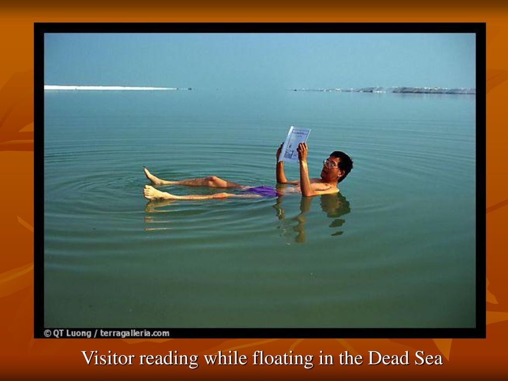 Мертвое море купание. Мертвое море купаться. Мертвое море люди. Мертвое море люди плавают. Мертвое море человек на воде.