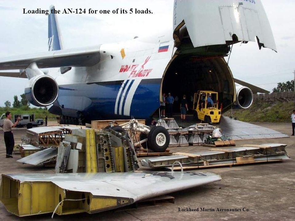 Loading+the+AN-124+for+one+of+its+5+loads..jpg