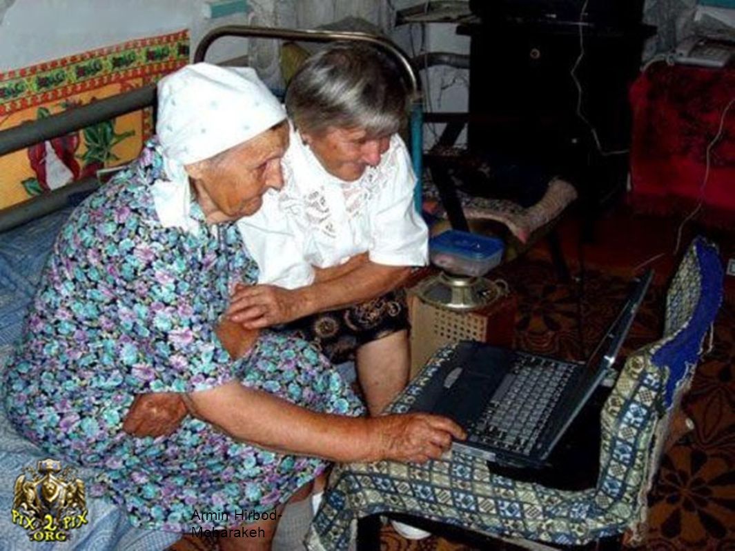 Зайти теток. Бабушка и интернет. Бабка интернет. Бабка в деревне с ноутбуком. Две бабушки за компьютером.
