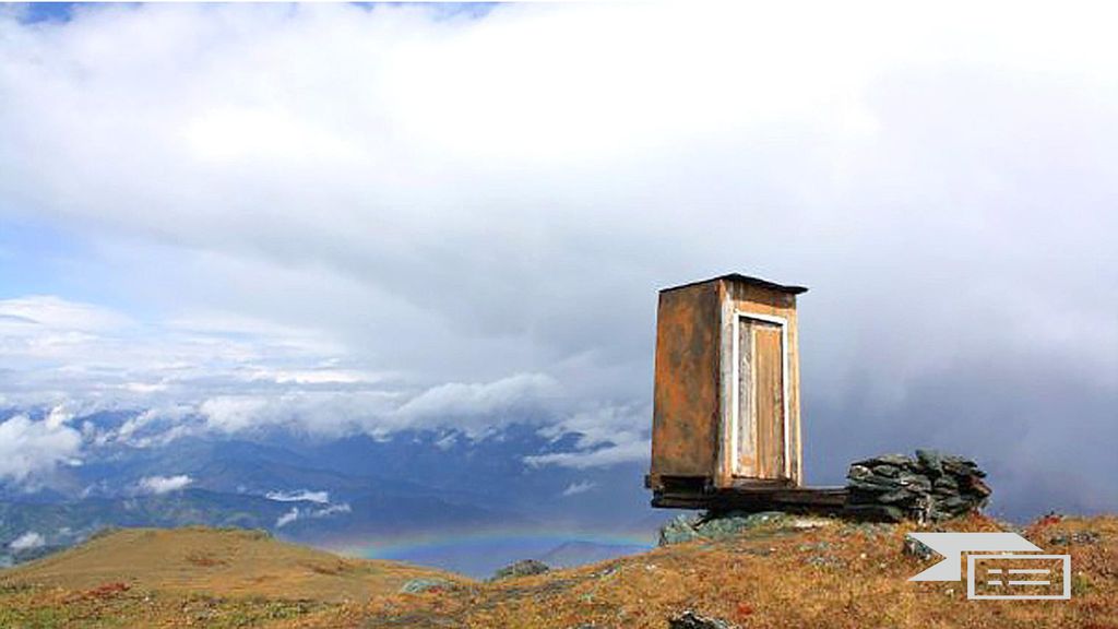 This precarious privy is perched on top of a cliff in Siberia 2,600 metres above sea level.