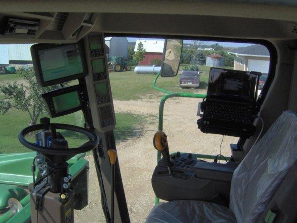 JD 9660 STS Insight yield monitor. Ez Guide 500 with Ez Steer.