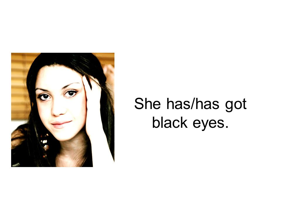 She has/has got black eyes.